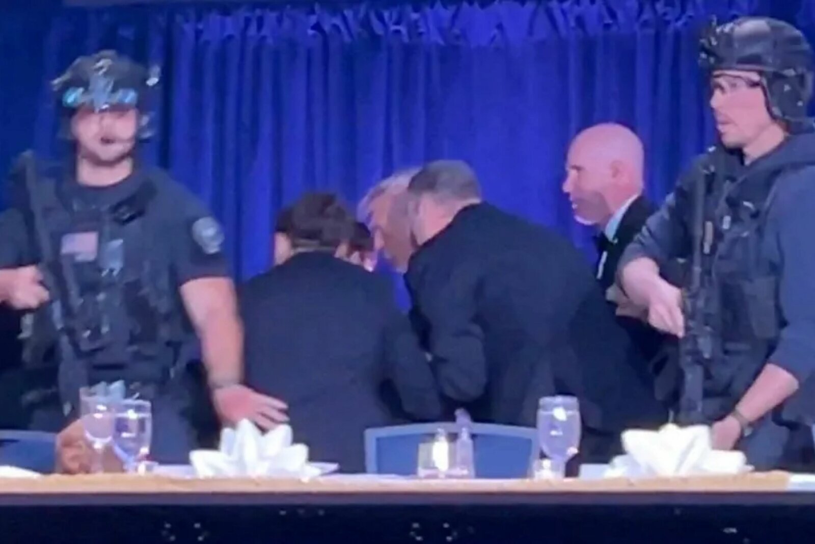 Trump es evacuado tras disparos en cena de corresponsales; atacante es detenido