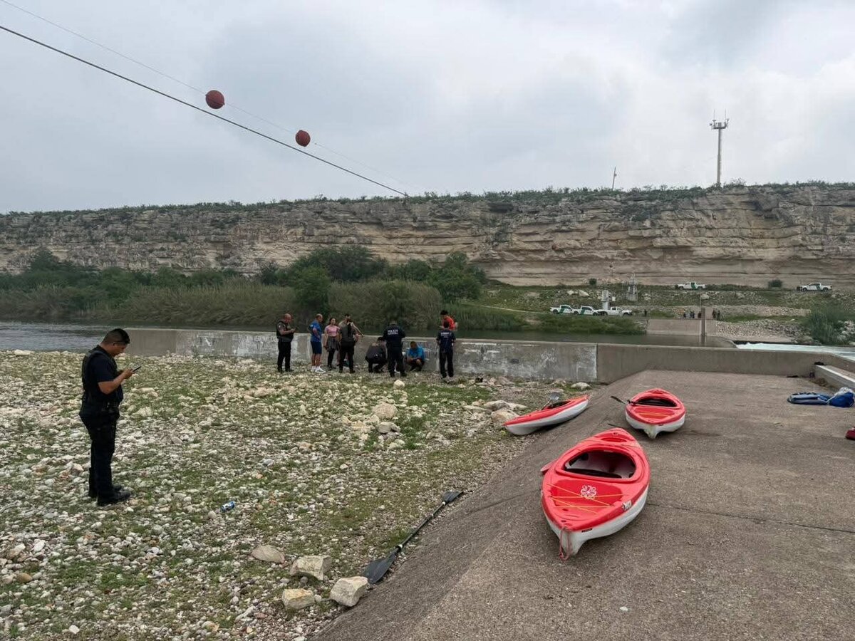 Acuña, Coahuila.– Un recorrido recreativo en kayak que inició en las inmediaciones de las compuertas de la presa La Amistad, con dirección hacia Ciudad Acuña,