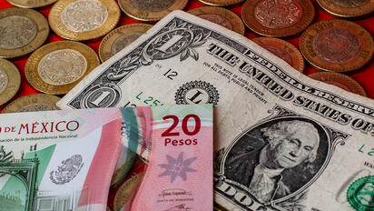 Peso mexicano avanza frente al dólar por menor tensión global