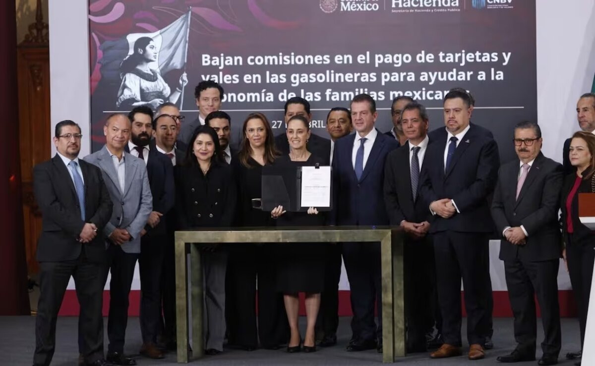 Gobierno y bancos acuerdan bajar comisiones en gasolineras