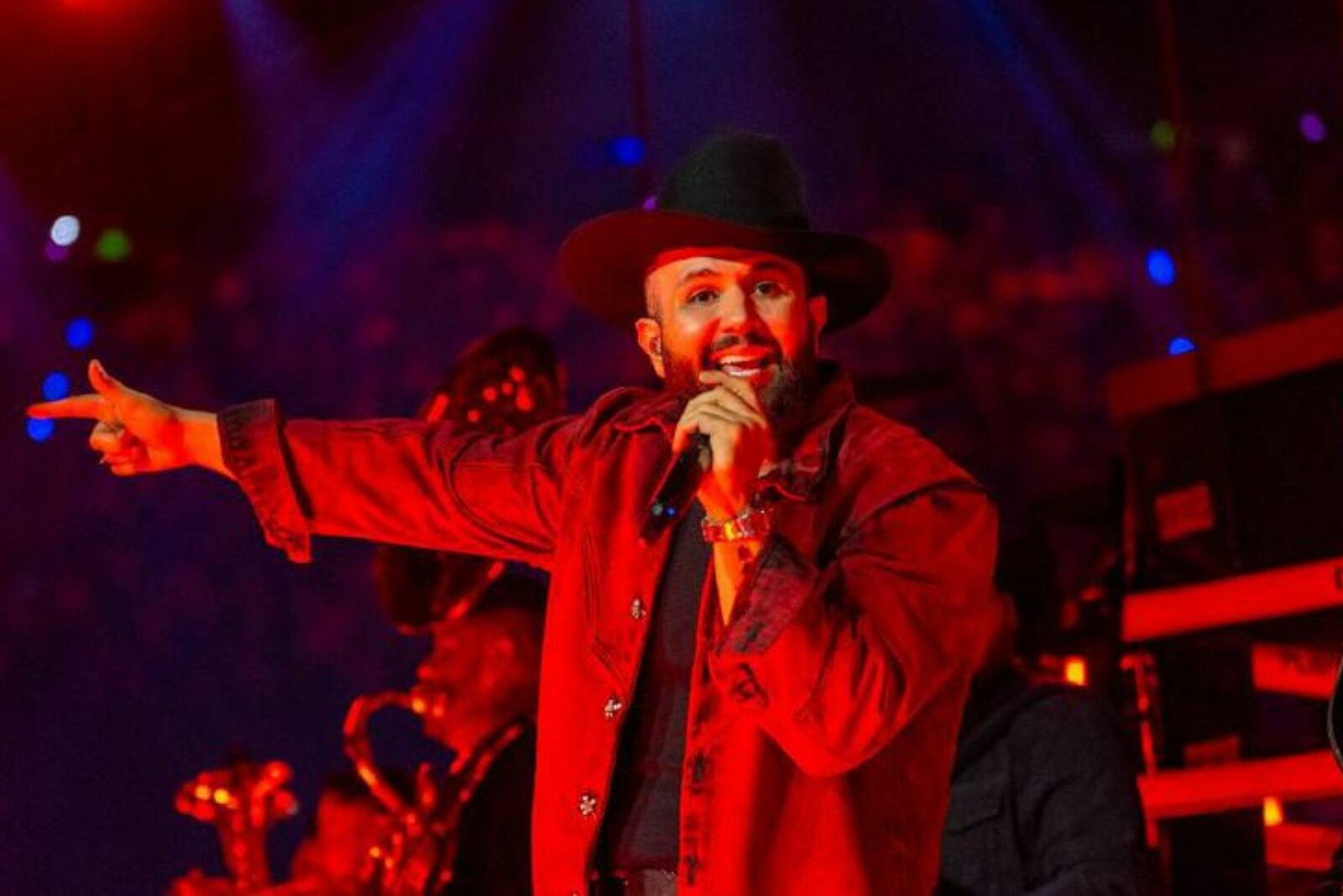 Momento incómodo: Carin León detiene show por falla técnica