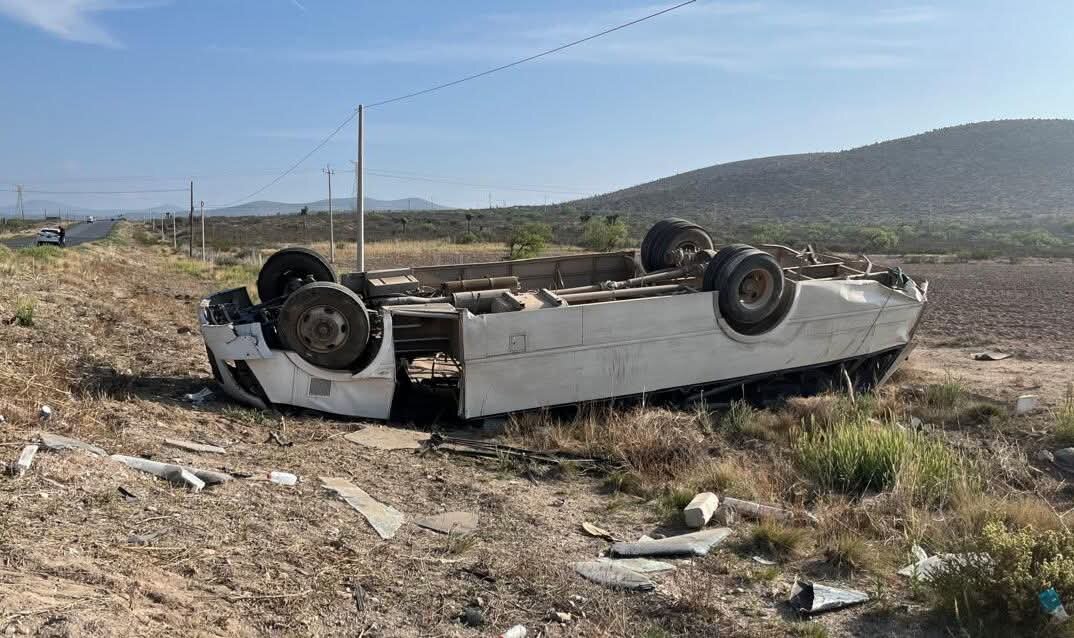 El accidente movilizó a los cuerpos de rescate y seguridad.  Un camión de transporte de personal terminó volcado y completamente abandonado a un costado