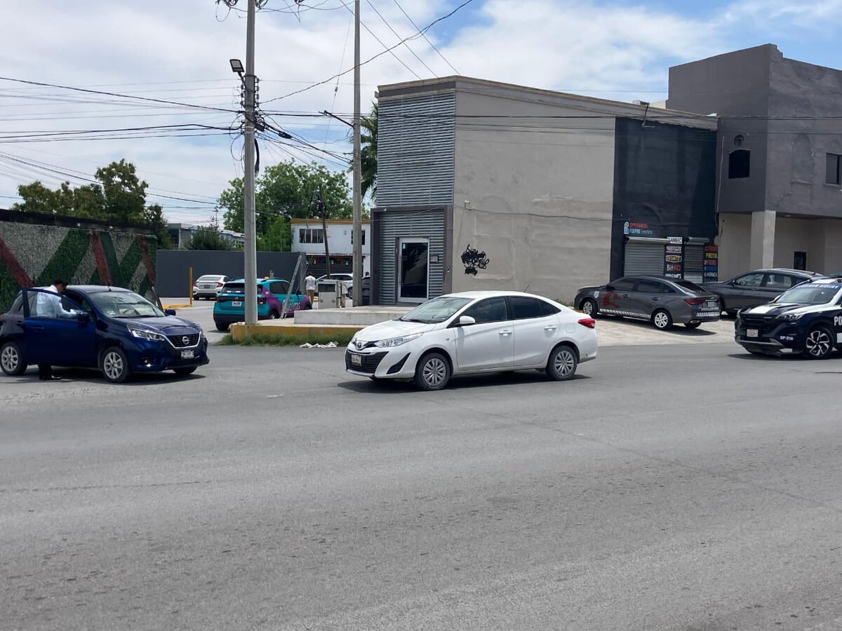 Se atraviesa sin medir y provoca choque en el bulevar Ejército Mexicano