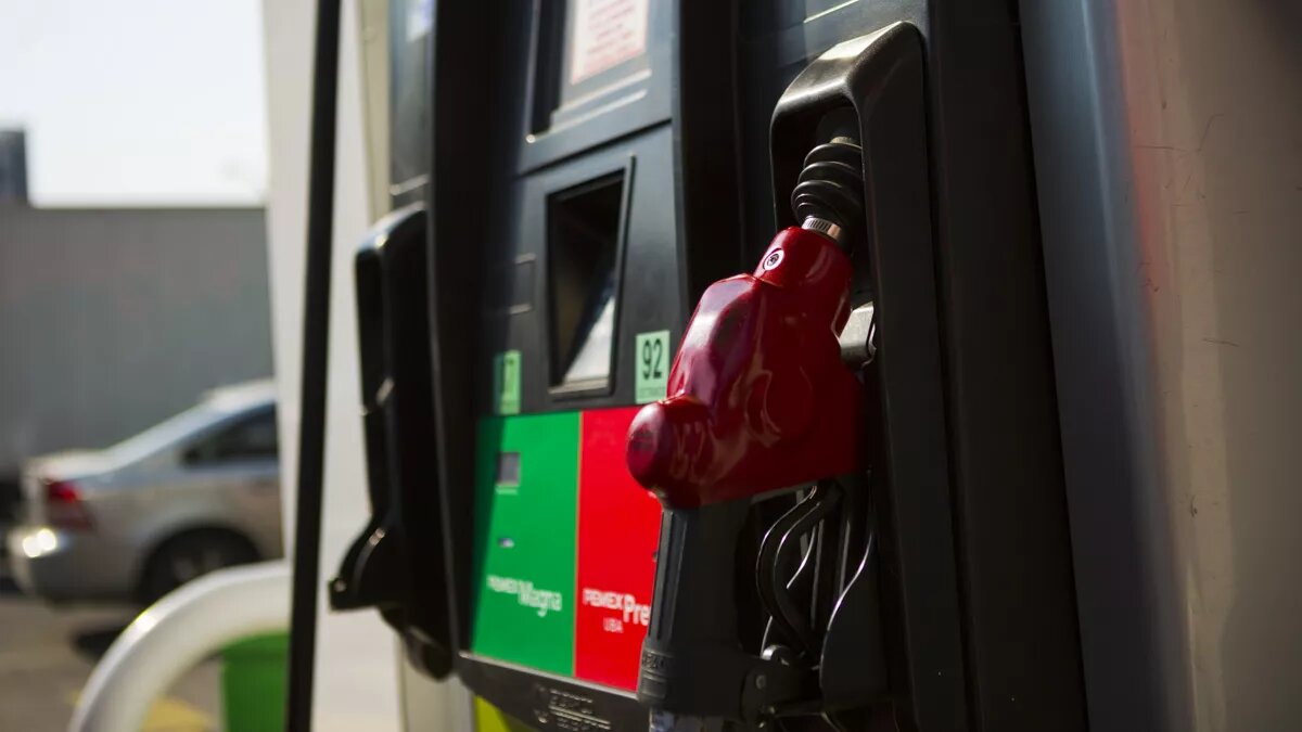 Sheinbaum anuncia baja en comisiones para pagar gasolina y diésel