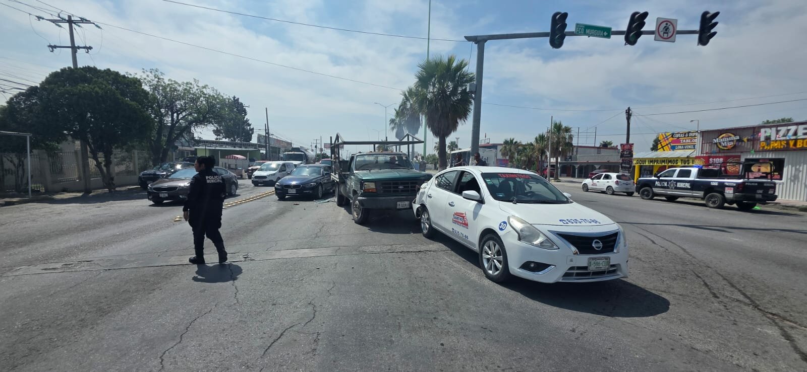 Camioneta sin frenos provoca choque múltiple en la carretera 30