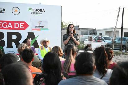 Sari Pérez entrega obra de electrificación en la colonia La Rielera