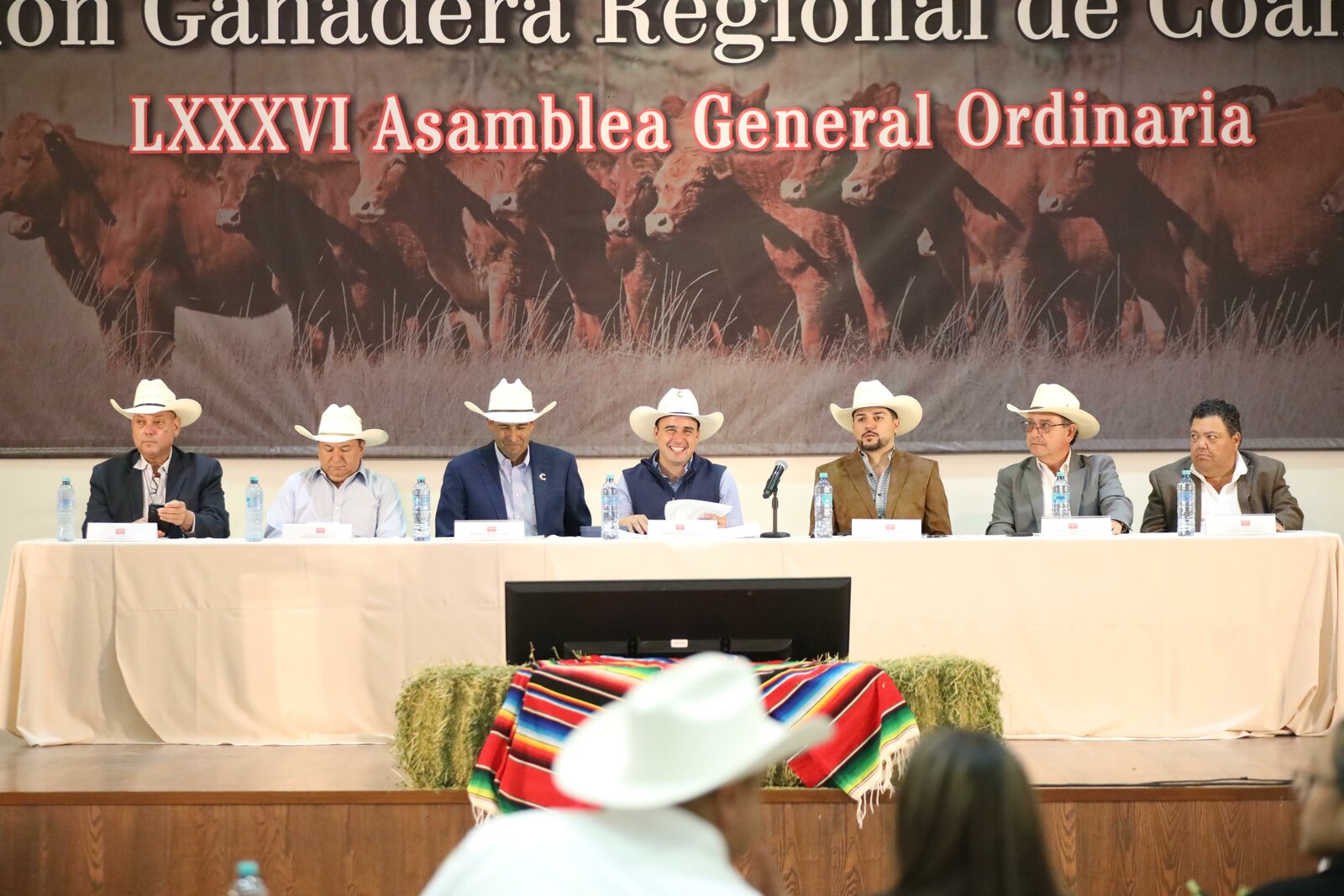    En el marco de la Asamblea de la Unión Ganadera Regional de Coahuila, el gobernador Manolo Jiménez Salinas, acompañado por el secretario