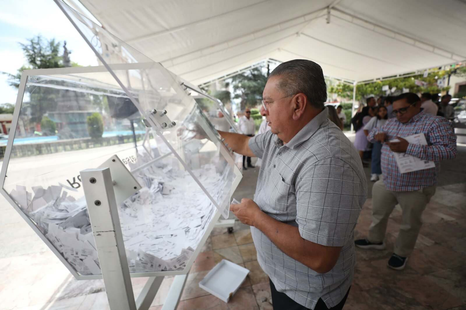 región: Se rifaron 2 casas, 15 vehículos y 40 premios de 50 mil pesos