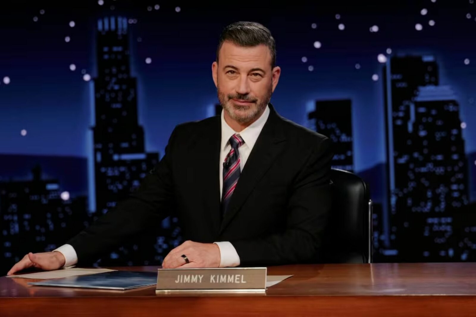 JIMMY KIMMEL  El comediante Jimmy Kimmel respondió a Donald Trump y Melania Trump tras el pedido de su despido por un chiste sobre la primera dama, negando incitación