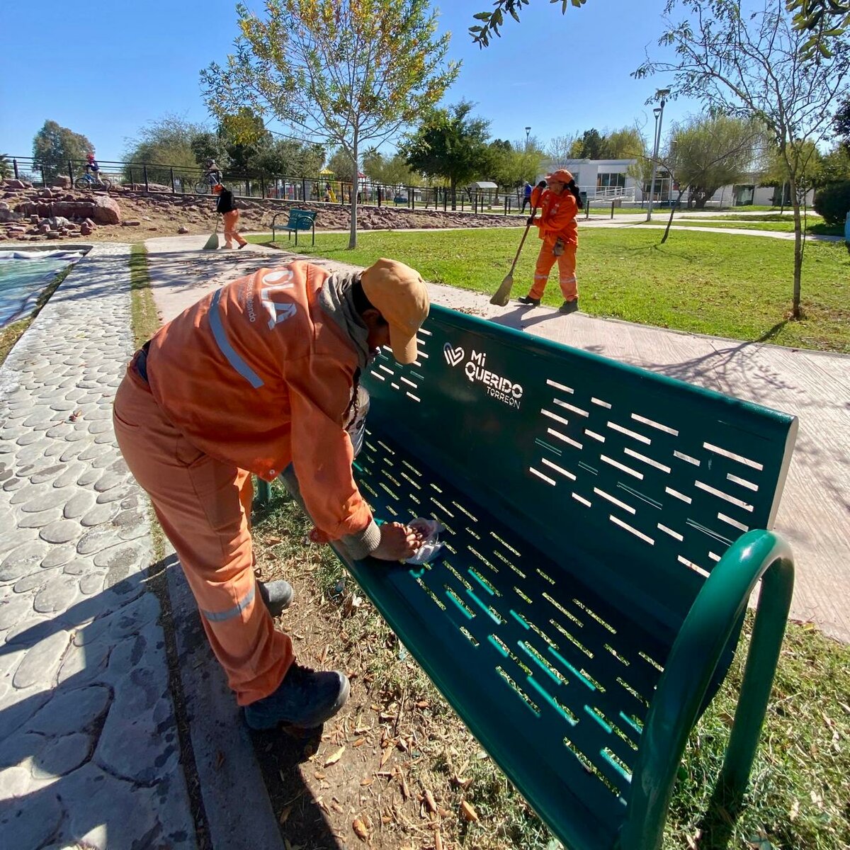 Un equipo de 200 personas se encuentra trabajando de manera permanente en el cuidado, barrido y mantenimiento de espacios  Torreón, Coahuila. A 28 de abril