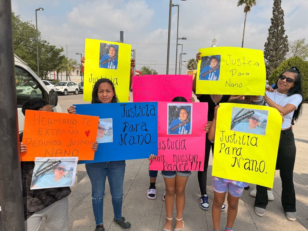 Familiares de un hombre acusado de abuso sexual marcharon en Nueva Rosita para exigir su liberación, denunciando presunta falta de pruebas y solicitando