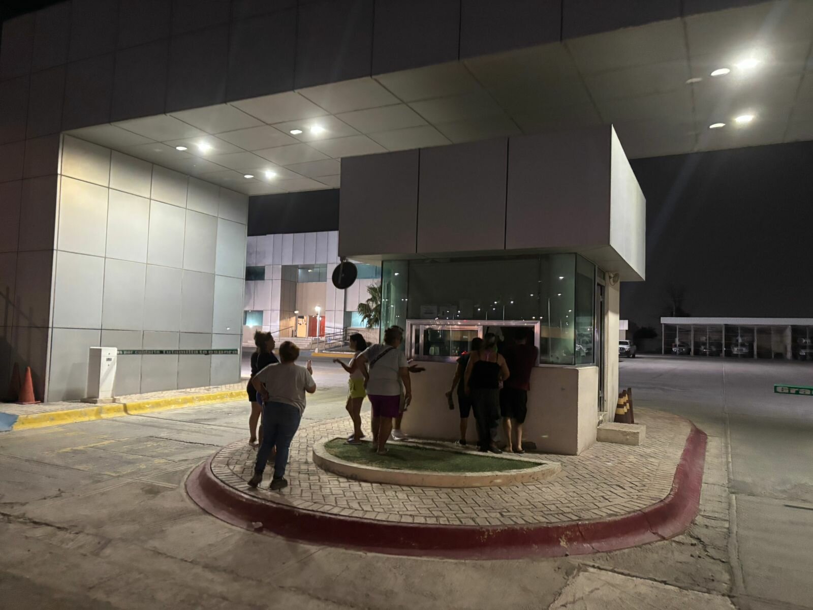 Los vecinos se manifestaron al exterior de las oficinas de CFE.  La paciencia se agotó para decenas de habitantes de la colonia Ampliación Hipódromo, quienes