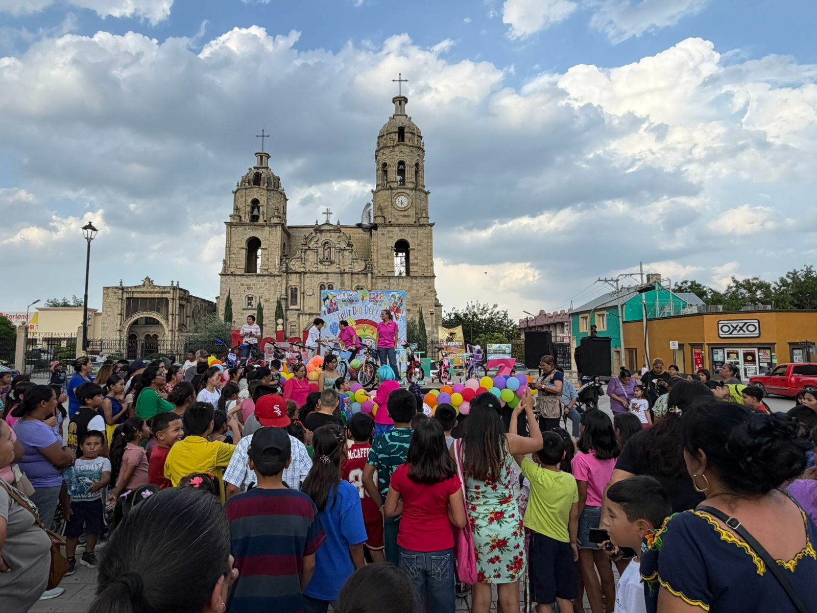 Festejos del Día del Niño continúan en Múzquiz con actividades recreativas, entrega de juguetes y convivencia familiar en comunidades, beneficiando a cientos