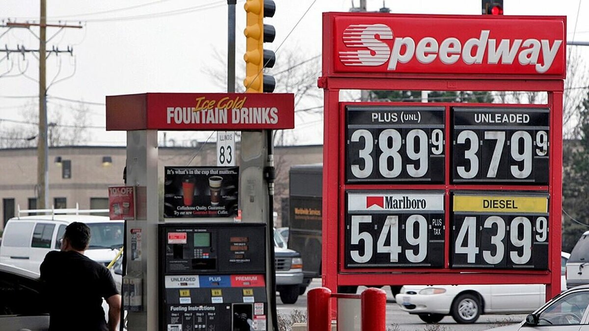 El precio de la gasolina en Estados Unidos registra fuertes aumentos, impulsado por el petróleo y tensiones geopolíticas que afectan el suministro energético