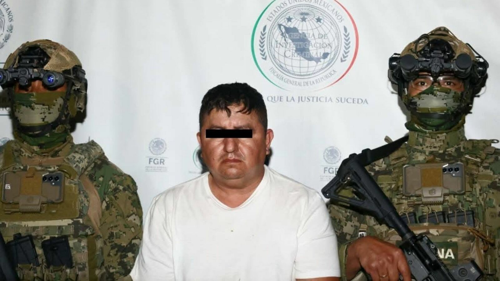 La FGR prevé acusar a 'El Jardinero' por delitos de armas, tras su detención en Nayarit y su traslado a instalaciones federales en Ciudad de México.