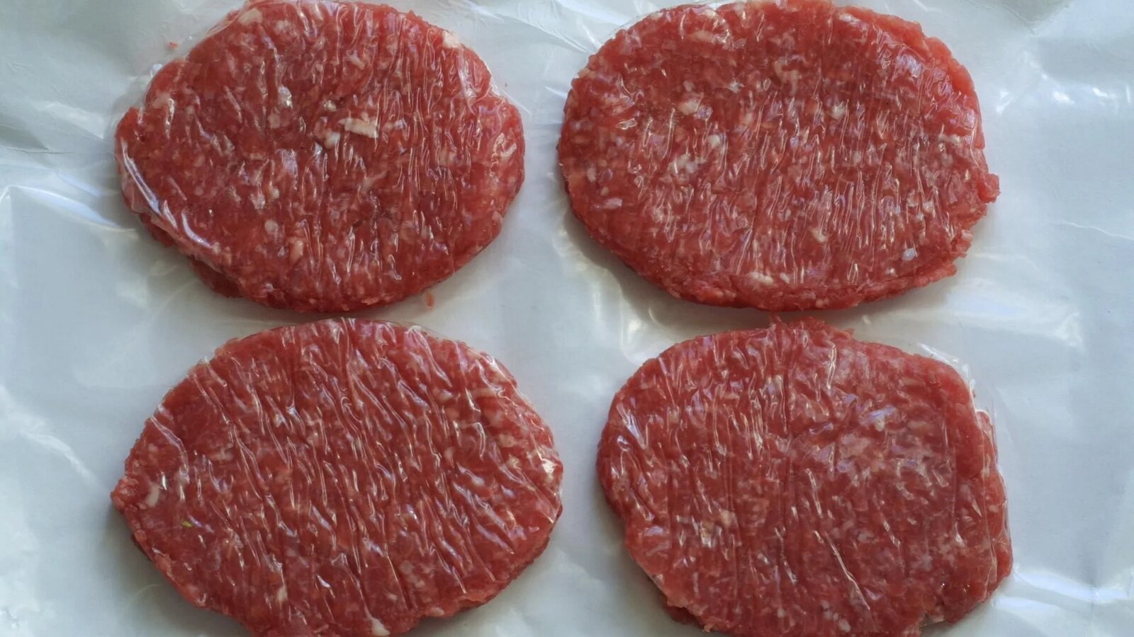 A diferencia de piezas enteras como un filete o un solomillo, la carne molida pasa por un proceso que cambia por completo su seguridad desde el punto de vista