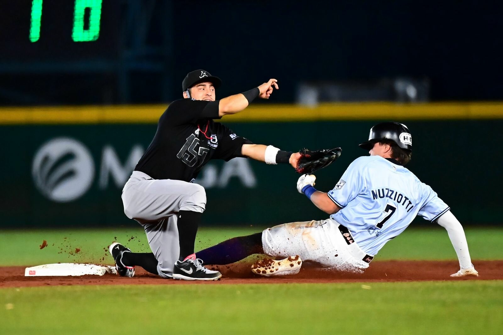 Acereros pega primero en serie de batazos ante Rieleros