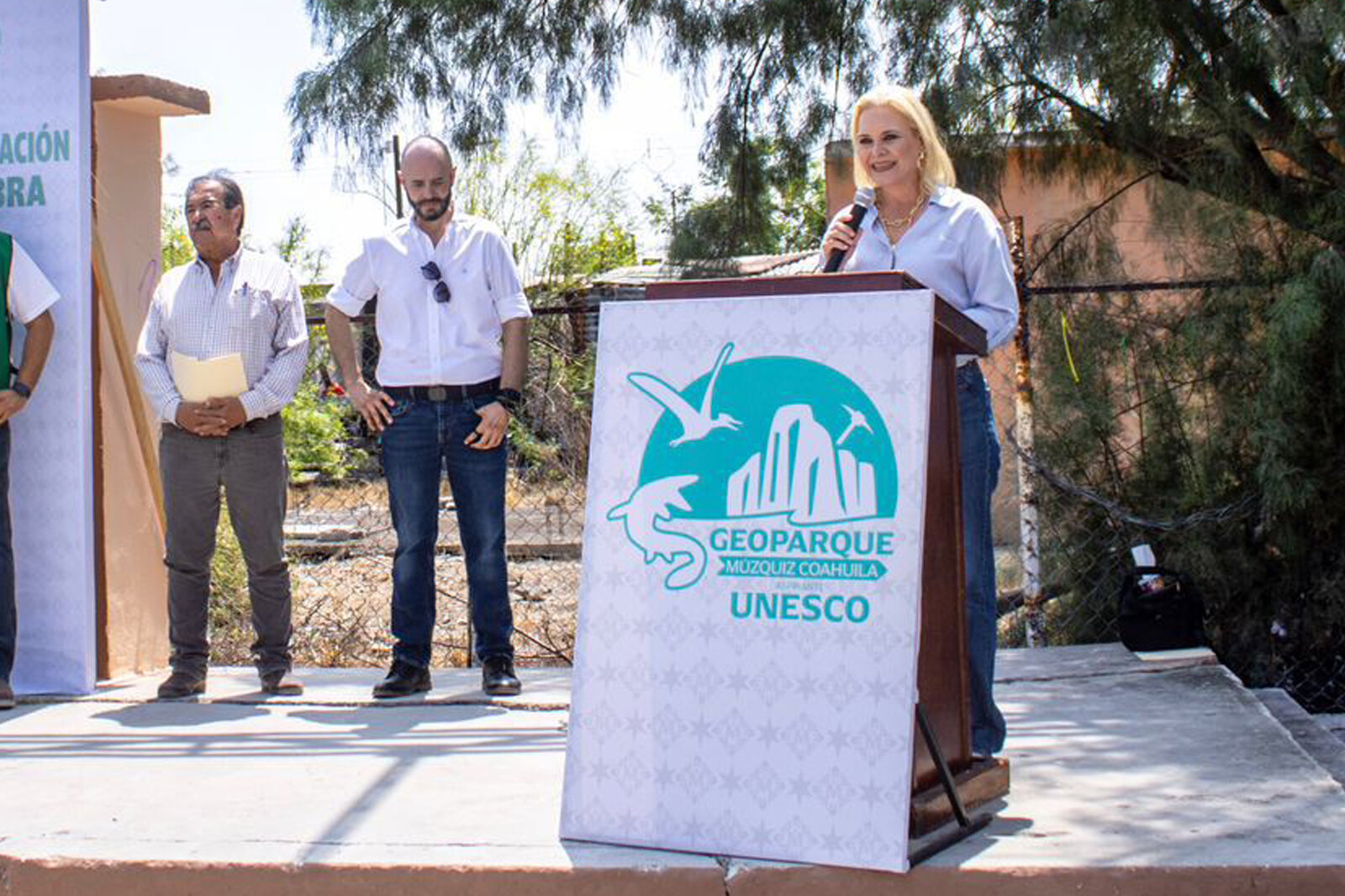 Múzquiz inicia instalación de malla sombra en plaza Barroterán