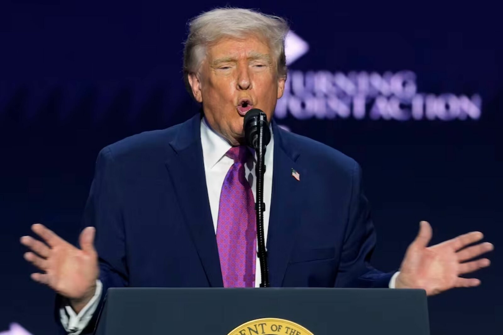 Trump insta a Irán a reactivar negociaciones y plantea presión naval, según WSJ