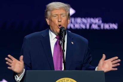 Trump insta a Irán a reactivar negociaciones y plantea presión naval, según WSJ