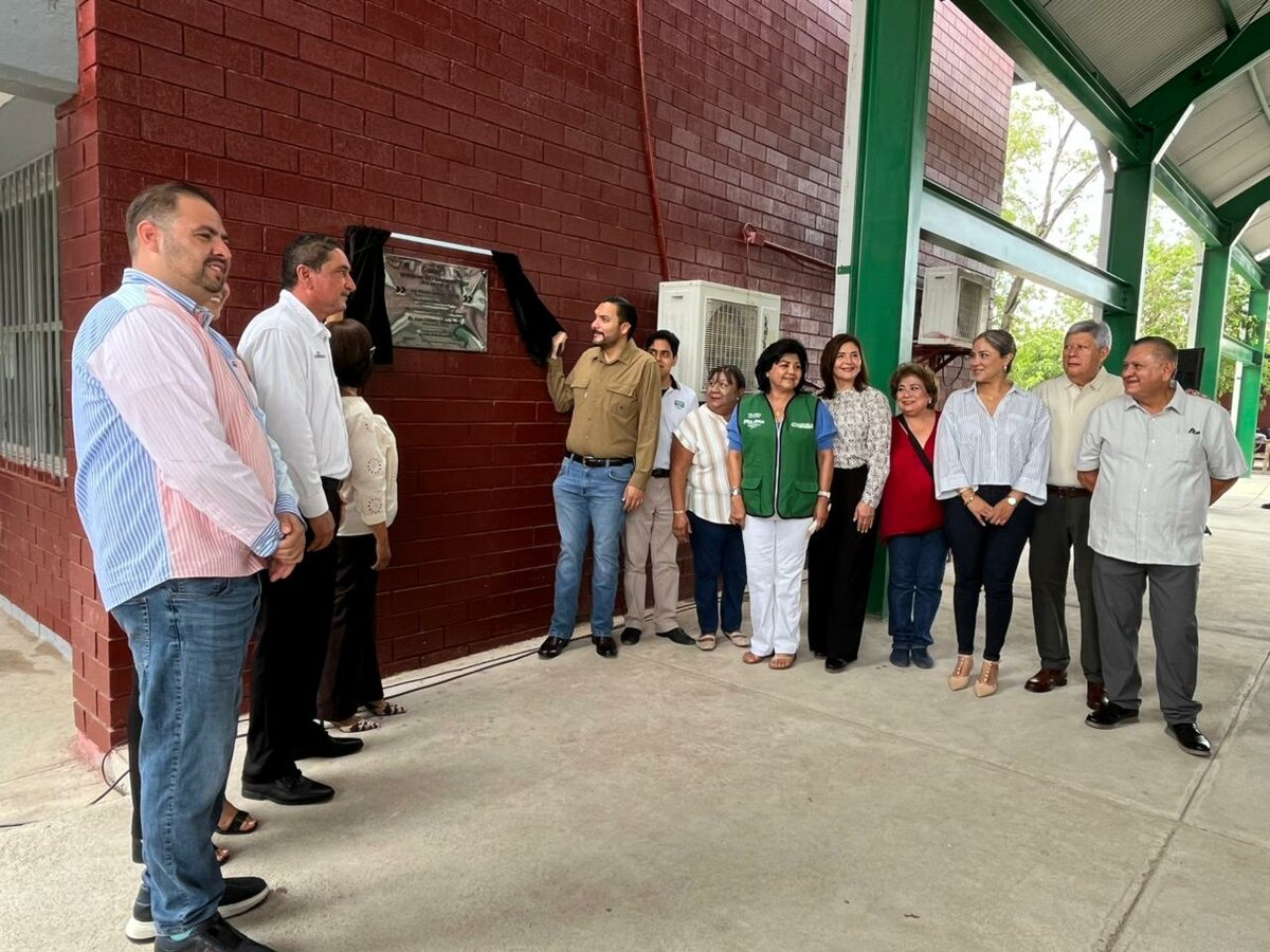 La obra permite beneficiar a 630 alumnos del turno matutino.  El alcalde de Monclova, Carlos Villarreal Pérez, encabezó la inauguración del arco-techo