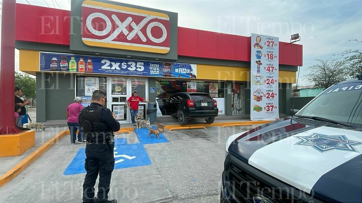 ¡Llega “a la caja” con todo y camioneta!; Conductora choca contra tienda OXXO en la colonia 21 de Marzo