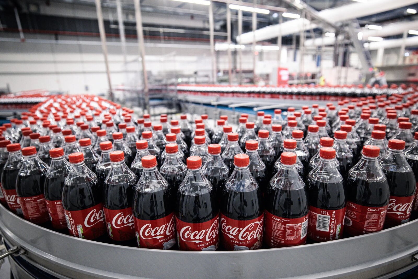 Coca-Cola FEMSA reportó resultados mixtos en el primer trimestre de 2026, con aumento en ingresos, pero caída significativa en utilidad neta por factores