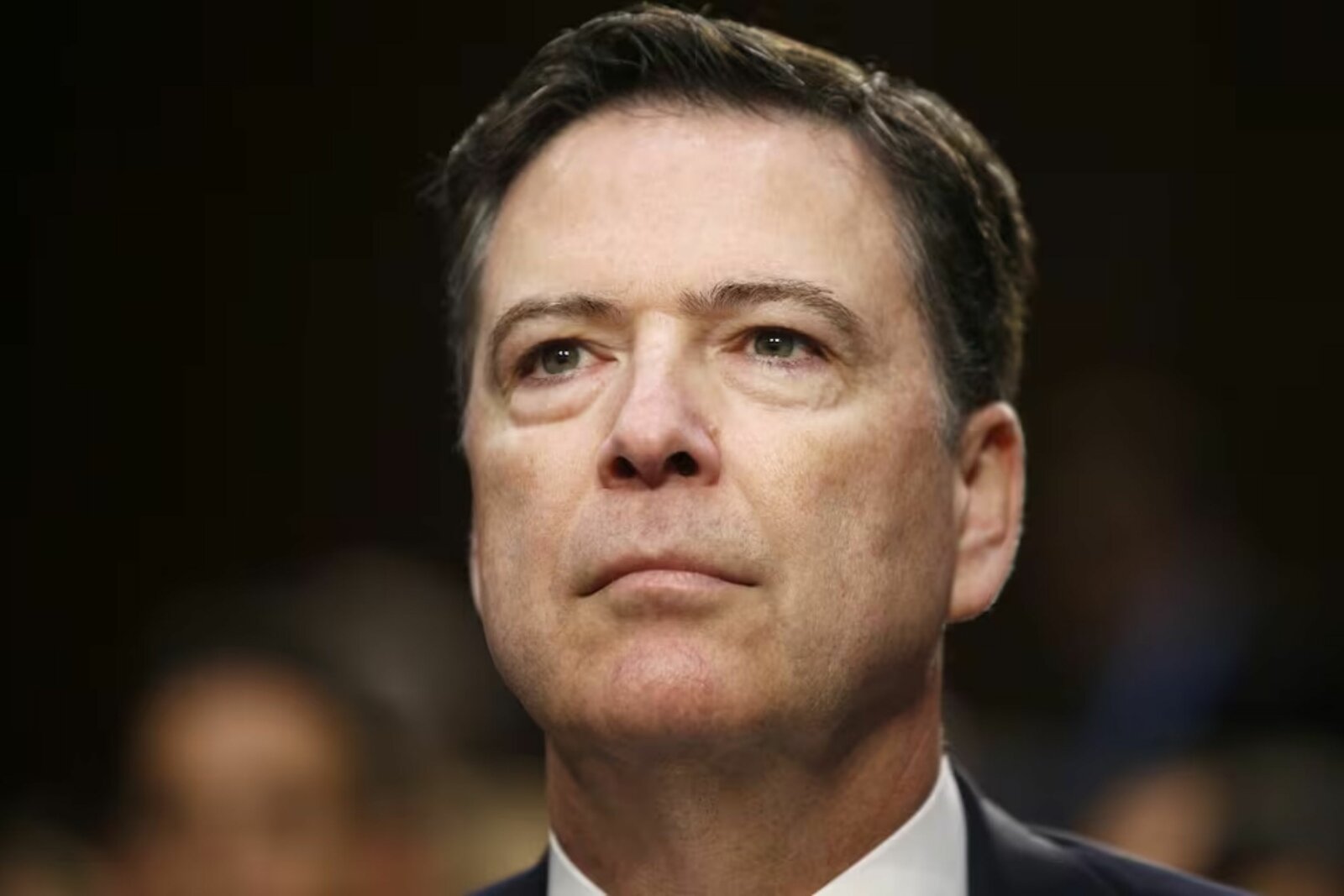 El exdirector del FBI James Comey compareció ante tribunal en Estados Unidos tras ser acusado de amenazar a Donald Trump mediante una publicación