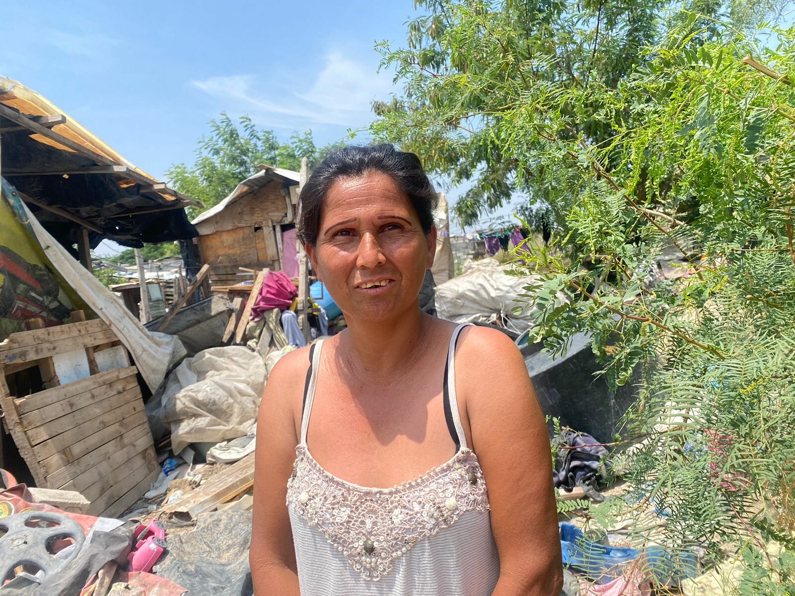 Familias enfrentan calor sofocante sin recursos, entre sombras, agua y desesperación constante diaria  A la una de la tarde de este miércoles, el termómetro