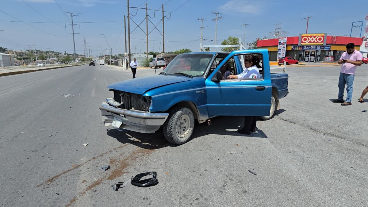 Choque frente a maquiladoras provoca caos vial en el sector Oriente