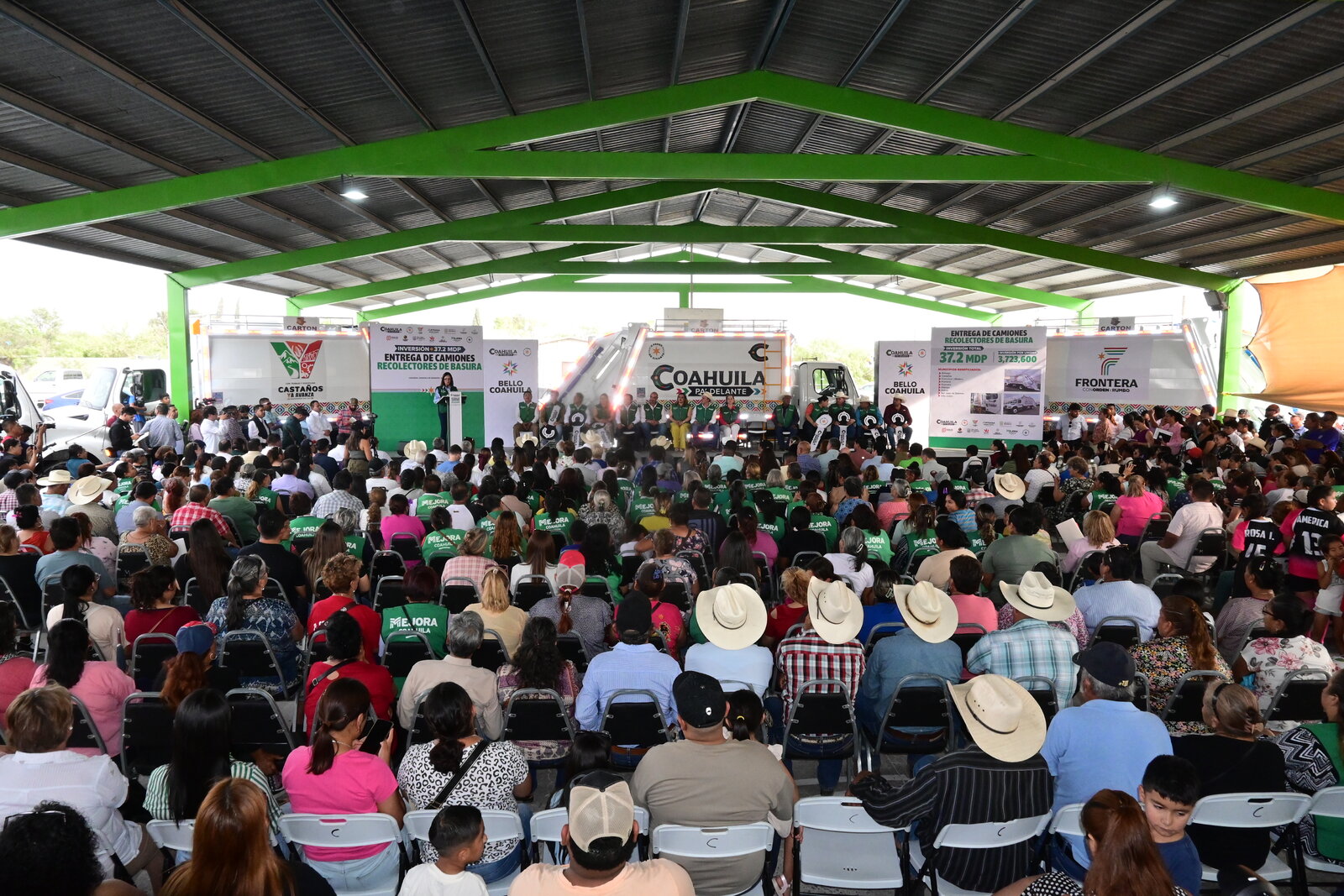 El gobernador de Coahuila, Manolo Jiménez Salinas, encabezó este martes la entrega de nueve camiones recolectores de basura como parte de una estrategia