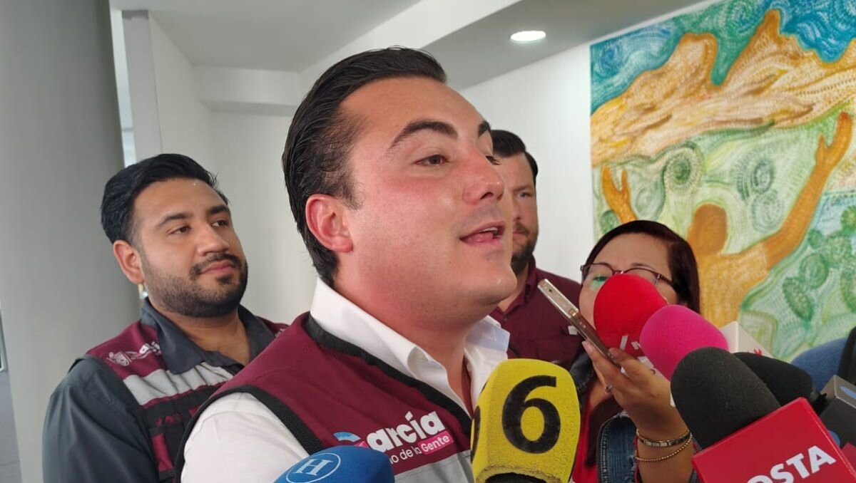 El activista Enrique Coronado denunció que el municipio de García retuvo una pipa de agua que se utilizaba para abastecer a una colonia, situación que generó