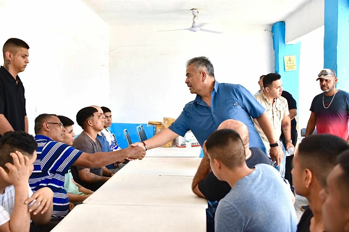 VÍCTOR LEIJA VEGA El presidente municipal llevó a cabo la entrega de una máquina de soldadura, así como equipo de protección.  Cuatro Ciénegas, Coahuila a 29 de abril del 2026.-