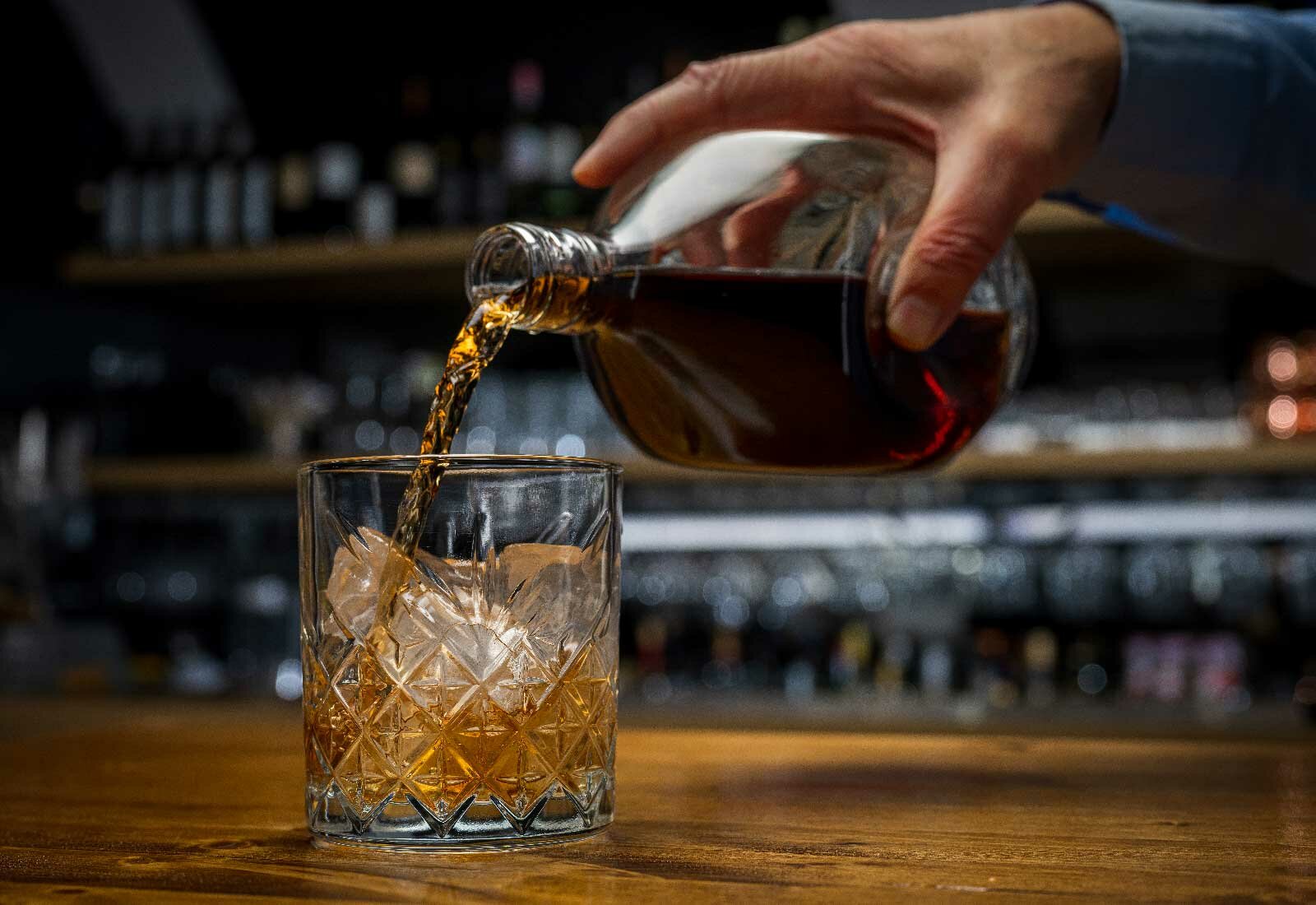 EE.UU. retira impuestos al whisky escocés por visita de Carlos III