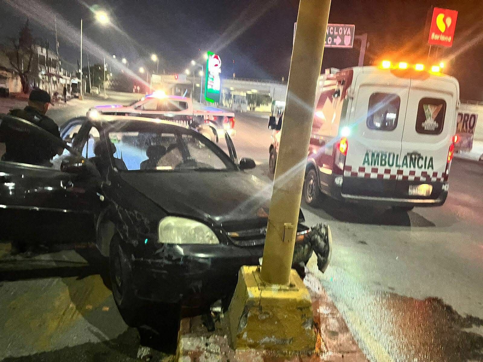 Conductor ebrio termina dormido tras chocar contra camellón en Castaños