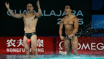    Osmar Olvera y Juan Celaya ganaron la medalla de plata en trampolín 3m sincronizados en la Súper Final de Clavados en Beijing.  La dupla mexicana conformada