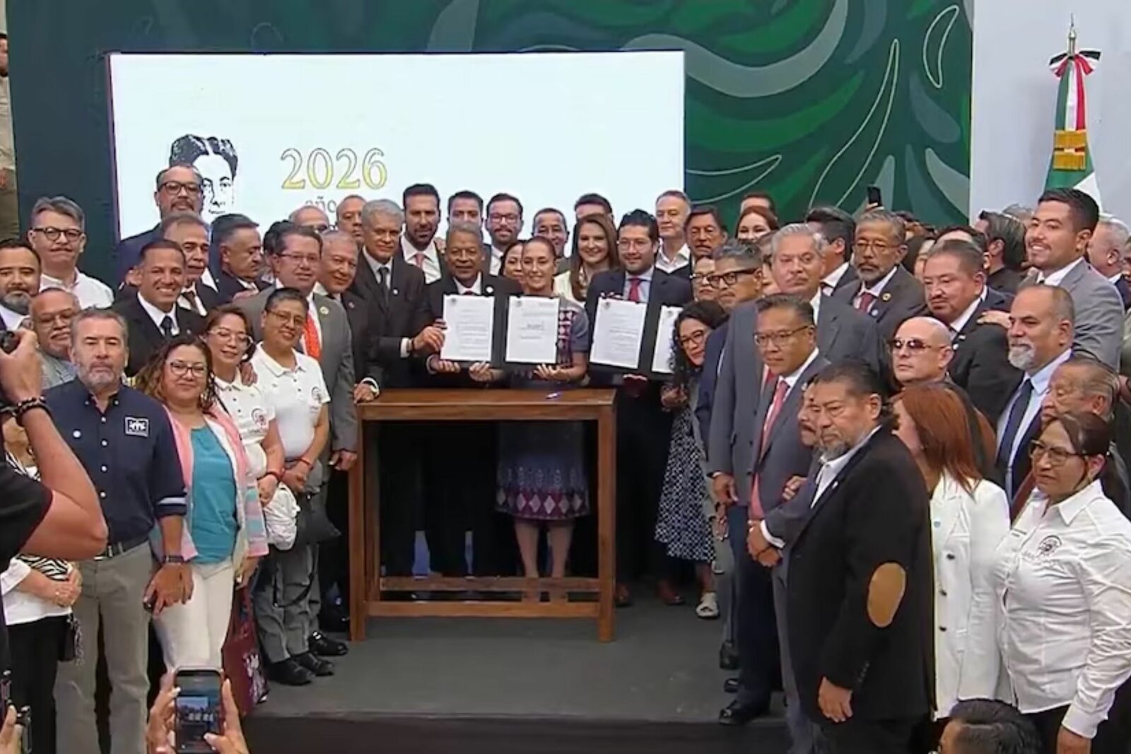 Sheinbaum firma decreto para reforma de jornada laboral de 40 horas en México