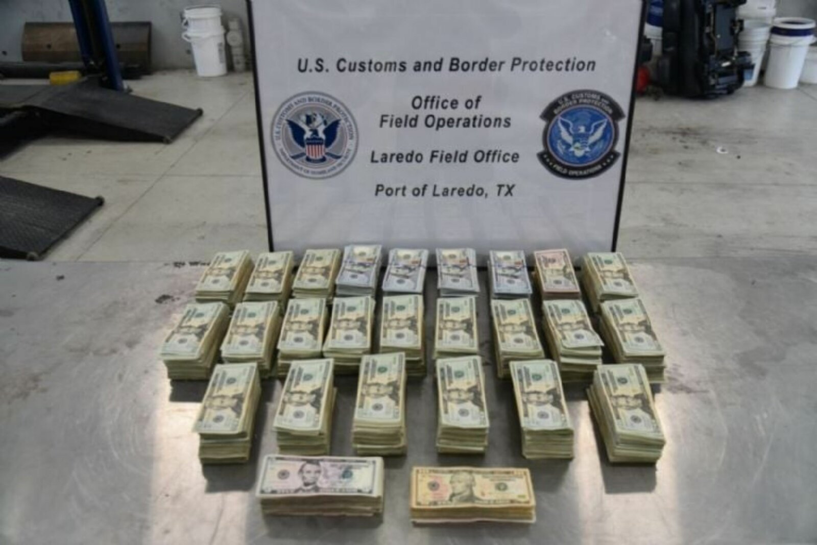 Detienen a mexicana en Laredo con más de 272 mil dólares no declarados