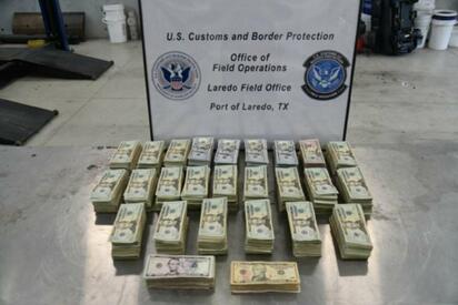    Autoridades de Estados Unidos detuvieron a una mujer mexicana en Laredo tras descubrir más de 272 mil dólares ocultos en un vehículo inspeccionado.  Agentes