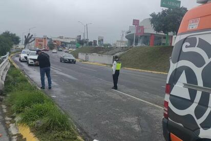 Un choque vehicular en Monterrey dejó como saldo cuatro militares lesionados luego de que una unidad de la Sedena impactara contra un muro de contención