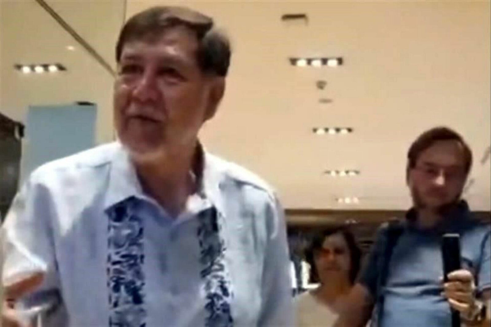 Video: Increpan a Noroña en restaurante; le gritan “narco” y “ratero”
