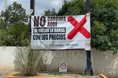 GASOLINERA Una gasolinera en Arteaga fue señalada con una lona de Profeco por vender combustible a precios elevados, pese al acuerdo nacional para contener costos.