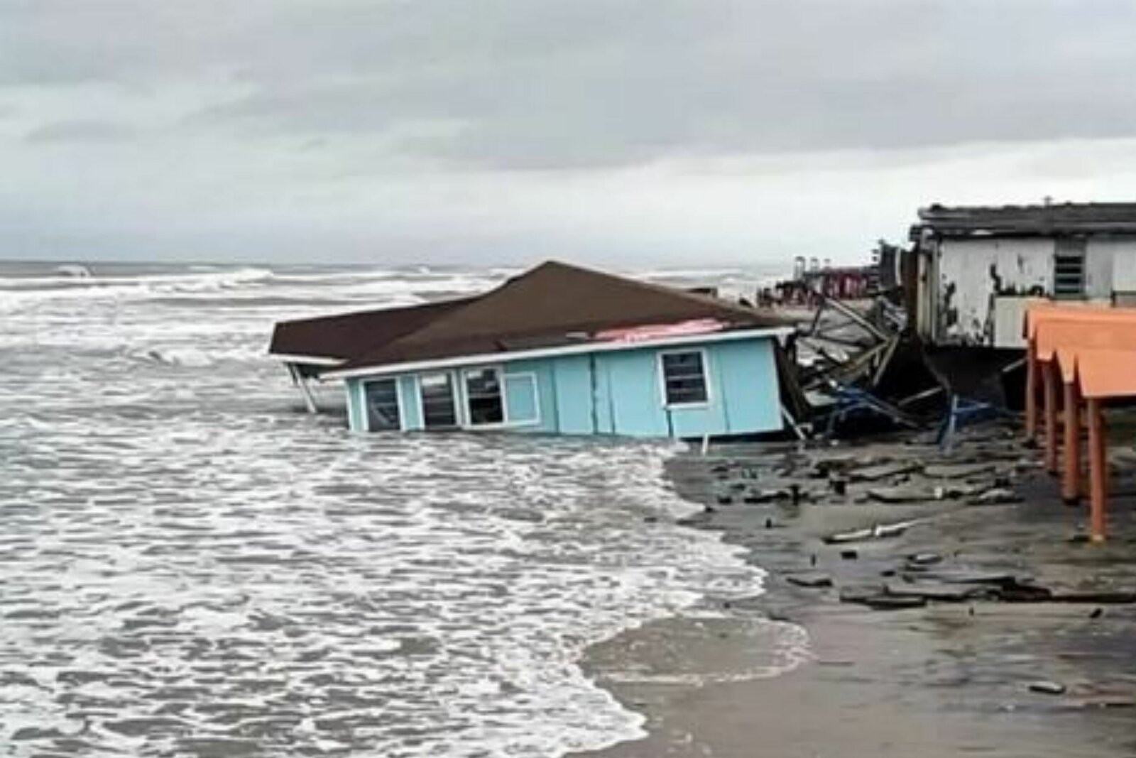 Colapsa restaurante en Playa Bagdad por fuerte oleaje en Tamaulipas