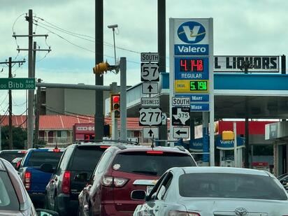 Gasolina supera los 4 dólares en Eagle Pass por tensión en Medio Oriente