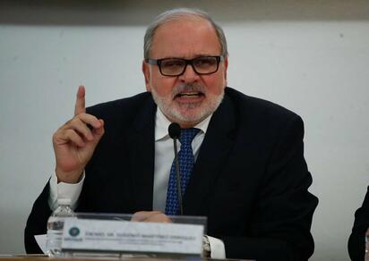 El embajador de Cuba en México rechazó las declaraciones de Donald Trump sobre una supuesta toma de la isla, defendiendo la soberanía nacional.  El embajador
