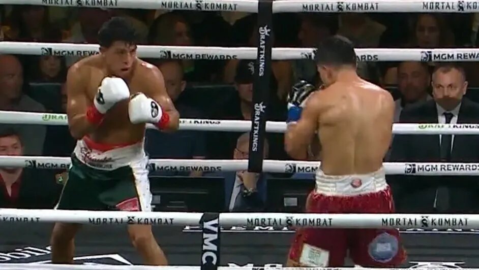 Jaime Munguía vence a Armando Reséndiz y se corona campeón supermediano de la AMB
