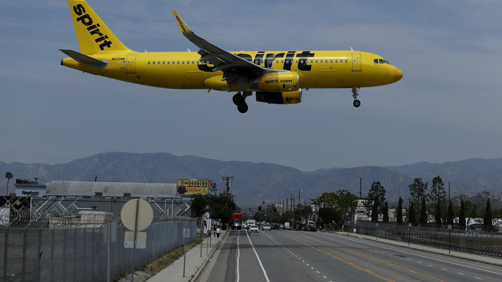 Spirit Airlines cesa operaciones tras declararse en quiebra