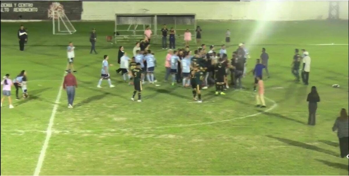 Riña : Participaron jugadores y porras de los equipos Cazbel y Real Chagolla.