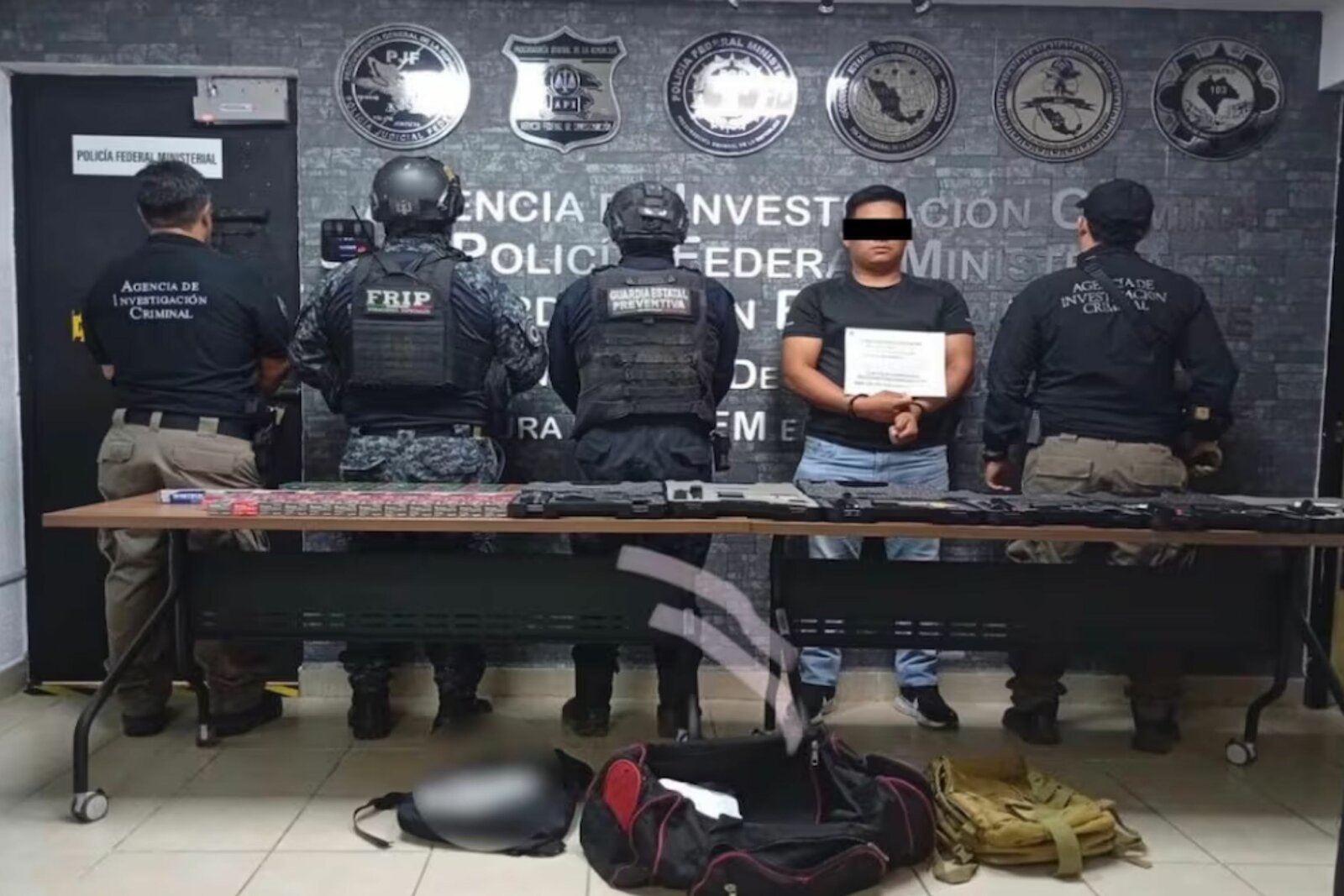 Cae en Chiapas con arsenal oculto; viajaba como pasajero en autobús