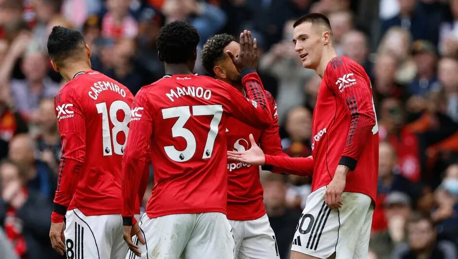 Manchester United vence 3-2 al Liverpool y se afianza en tercer lugar de la Premier